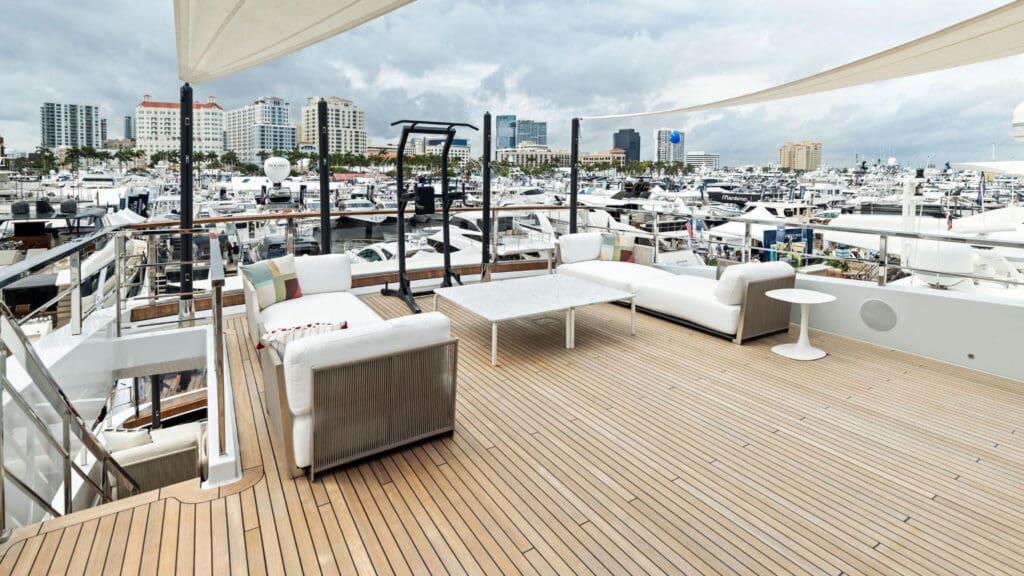2020 Sanlorenzo Alloy 44 KAMAKASA beach club