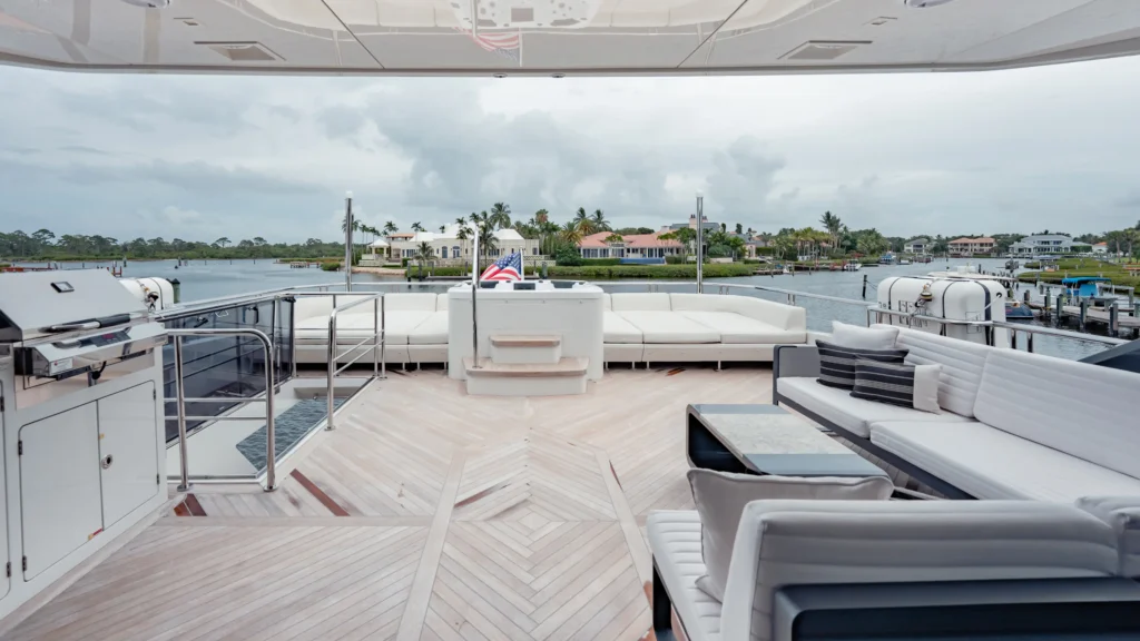 Ocean Alexander 28R upper deck entertainment 