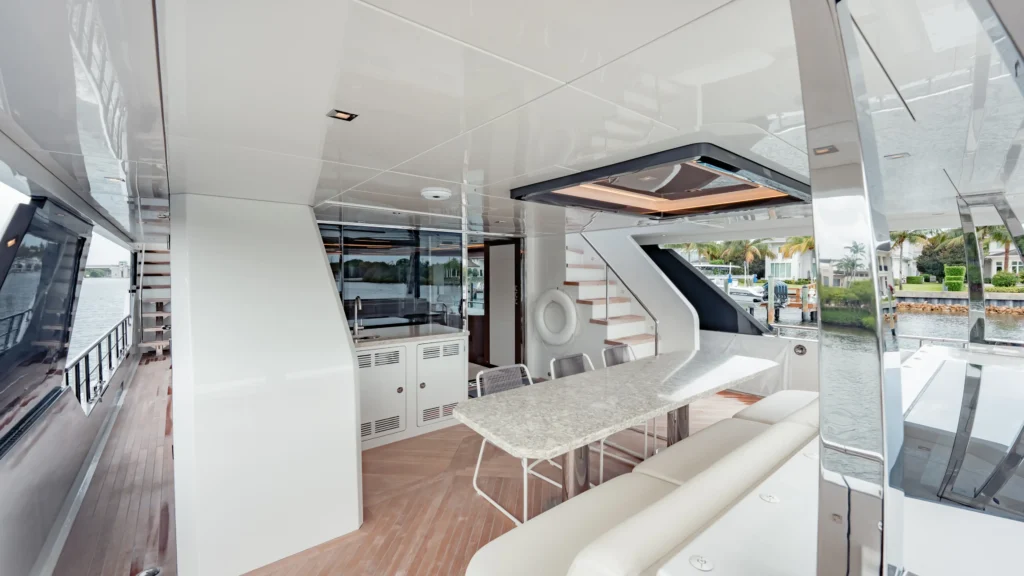 Ocean Alexander 28R stern