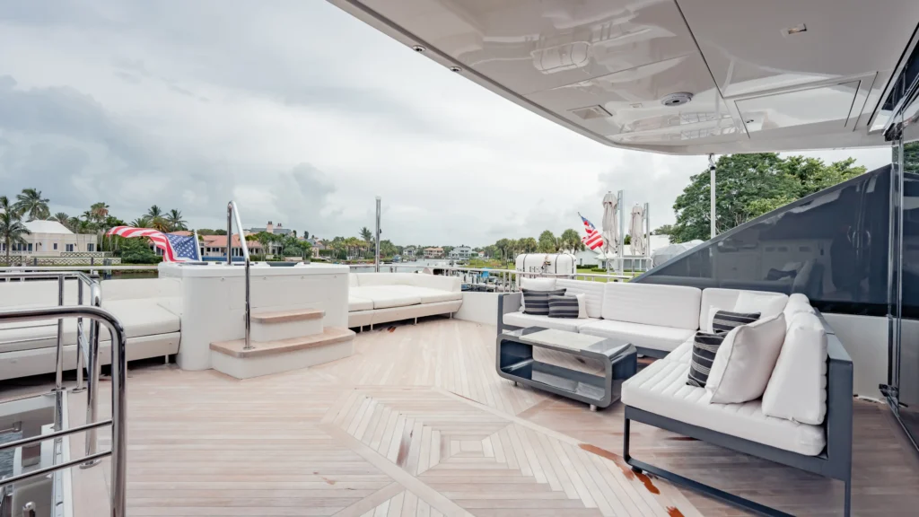 Ocean Alexander 28R bridge deck jacuzzi